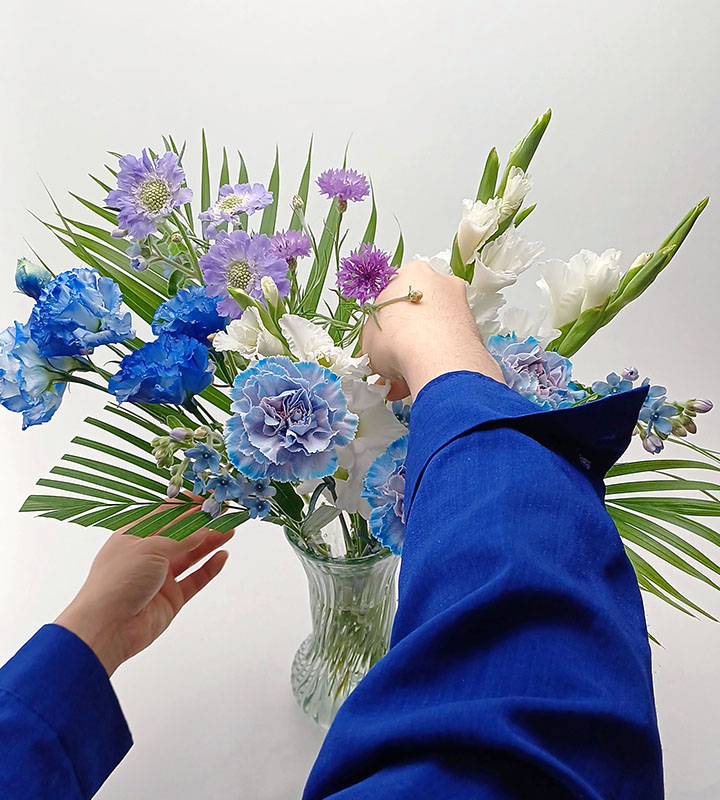 화병에 보라색 수레국화도 꽂아주세요