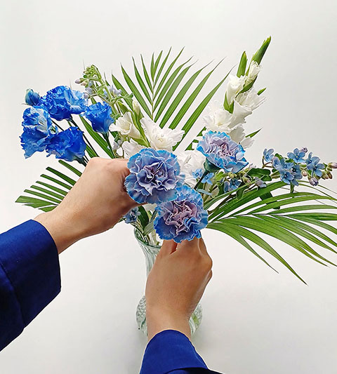 화병에 블루 카네이션을 꽂아주세요